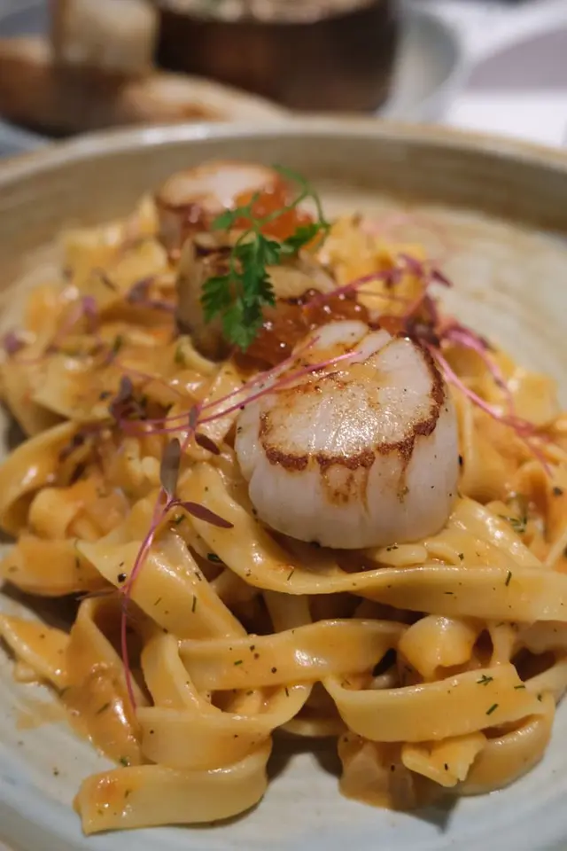 香煎北海道帶子三文魚籽龍蝦汁扁意大利麵