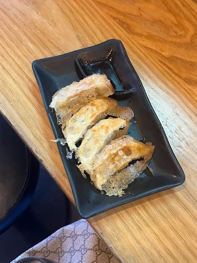 噢～這配拉麵🍜簡直一流～ 一般吃拉麵再把湯喝一半
肚子都已經會滿足得至少八成 再想要多吃塊餃子🥟就不能膩
然而這餃子🥟做到了～～ 醬汁不用沾 都很可以😌
外皮偏薄 內餡味道就已經很足 但又不會過份的油脂 
（本來每人兩塊 但這份多吃一塊也行 SHIIIII㊙️