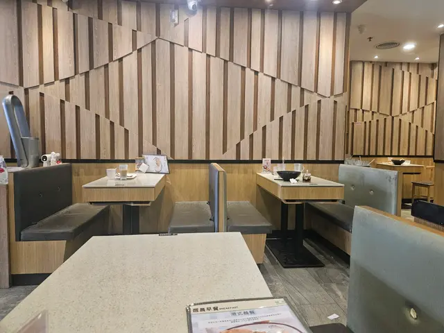 有幾個阿姐行嚟呀我而家係完全冇人做嘢