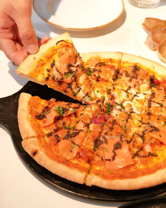 煙三文魚蟹肉松露醬薄餅