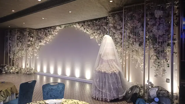 無論裝潢和佈置很適合婚宴 
以浪漫薰衣草顏色配搭 一串串水晶垂在舞台2邊
