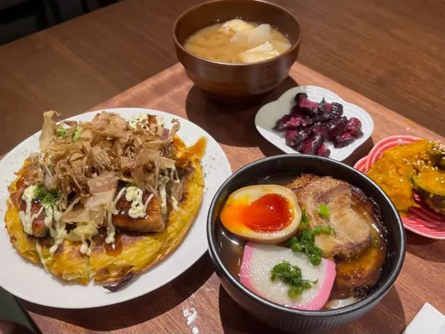 鰻魚大阪燒配醬油溏心蛋叉燒湯烏冬