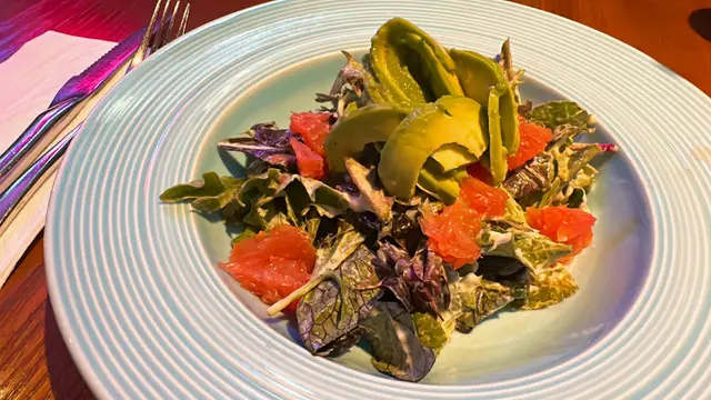 新鮮沙律菜，配上牛油果🥑，
拌上柚子汁和蛋黃醬，味道酸中帶甜，
加上新鮮紅柚的點綴～好開胃的前菜！🤤