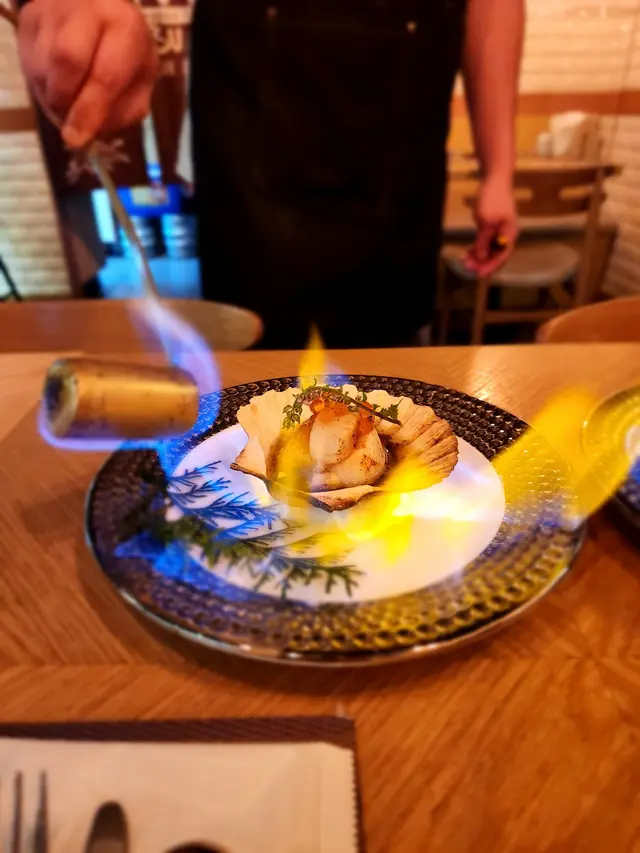 火焰黑松露汁煮帆立貝