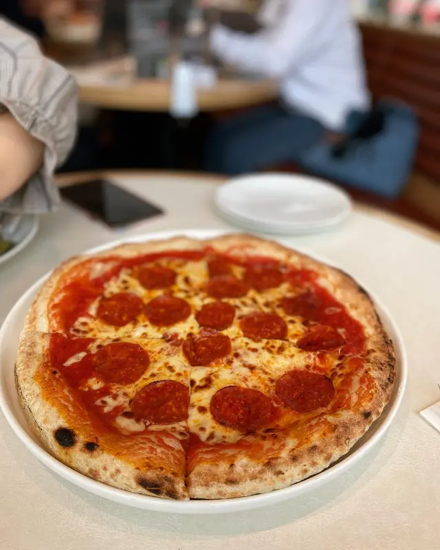 辣肉腸芝士薄餅