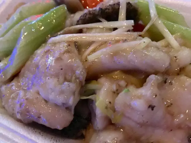 沙巴龍躉兩味：西芹炒龍躉球