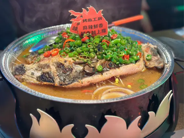 今次試左佢嘅招牌必食口味(⁎⁍̴̛ᴗ⁍̴̛⁎) 怕辣嘅就可以叫小麻小辣🌶️ 烤完嘅魚加上大量青椒嘅湯底 好惹味😋 呢款魚肉質鮮嫩 多肉少骨 啖啖肉