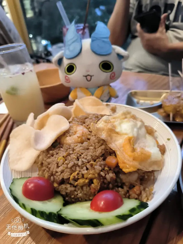 呢個炒飯都好唔錯.好好食.面頭有啲蝦片及青瓜鮮茄仔.好味道！👍😋😋😋