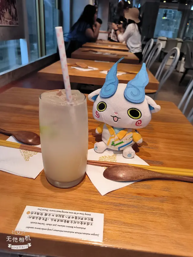 飲品賣相都唔錯.成份有（菠蘿汁/青檸/益力多/梳打水）呢杯比較酸少少.但唔會太酸.我比較喜歡（日落多啲）！👍😋😋😋