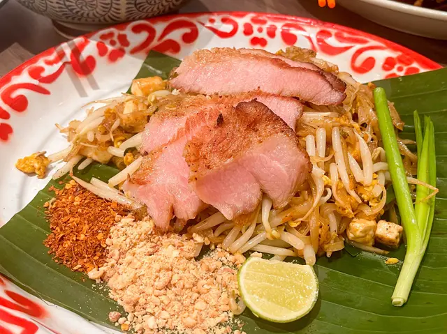 燒豬頸肉炒金邊粉