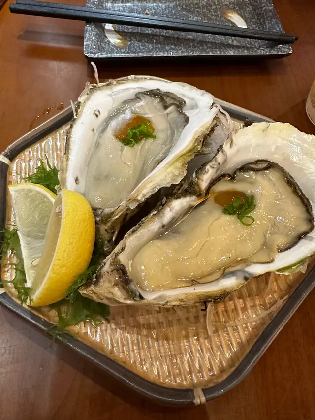 肥美爽甜濃郁蠔味同海水味。極新鮮，開蠔功力強，仲有少少柚子汁調味更帶出鮮美