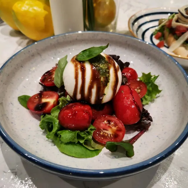 布拉塔水牛芝士番茄沙律