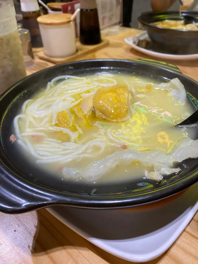 砂鍋花膠雞湯翅米線