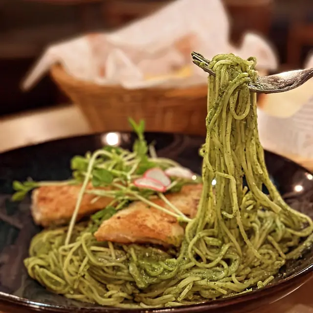 香煎比目魚配菠菜忌廉汁燴天使麵