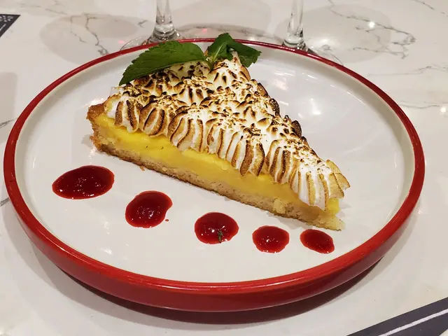 法式蛋白霜檸檬批配覆盆醬