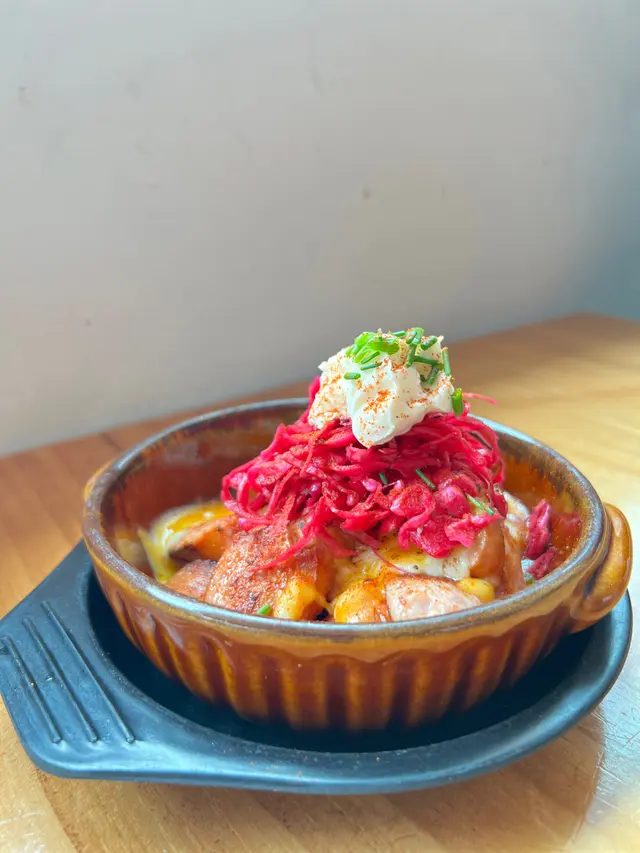 芝士蕃茄醬烤肉腸配MOBIN醃椰菜