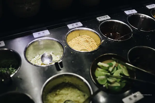 餐廳走東南亞路線,醬料區不但有傳統的蔥蒜,還有金不換、泰式辣醬、蝦醬、青檸等