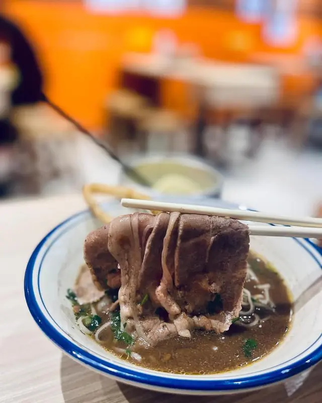 和牛份量唔少,幾足料👍🏻配上卜卜脆既炸豬皮,大滿足😬
船麵湯底系餐廳每日新鮮熬製8個鐘而成,鮮味濃郁,好飲到我成碗乾哂,飲完唔會口乾👍🏻實在令人回味
麵底有金邊粉、米粉、河粉同蛋麵可以揀👍🏻辣度亦都有得揀,唔食得辣嘅朋友都冇有怕😏