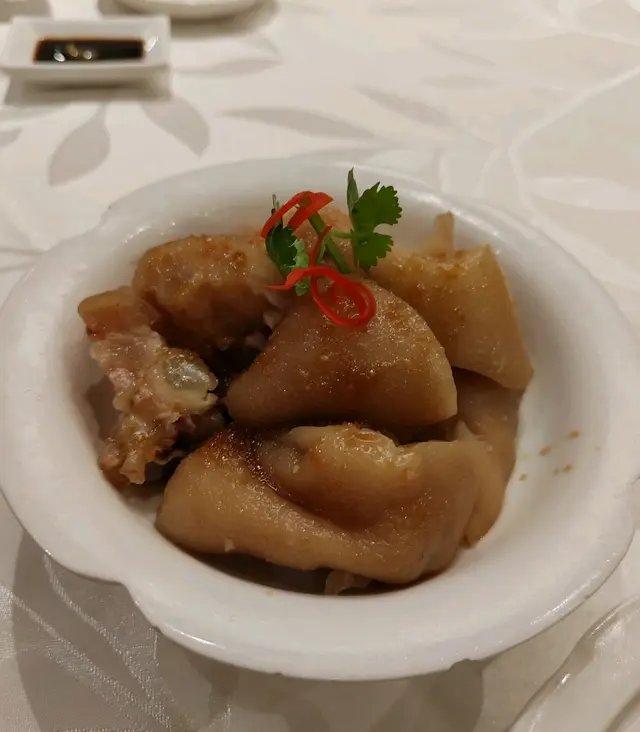 鹵水元蹄，元蹄入晒味，皮層十分爽口，咬落含有豐富的骨膠原，有如養顏補品，非常出色。
