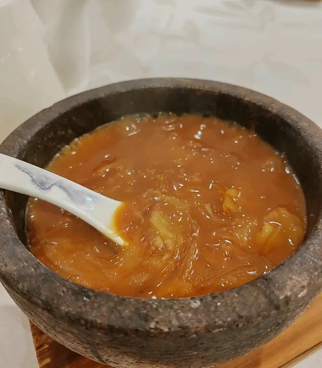 潮式翅都係第一次食，除左翅既份量十足，湯底相當濃郁，再加入銀芽、芫茜、適量陳醋，整個配搭一試難忘。
