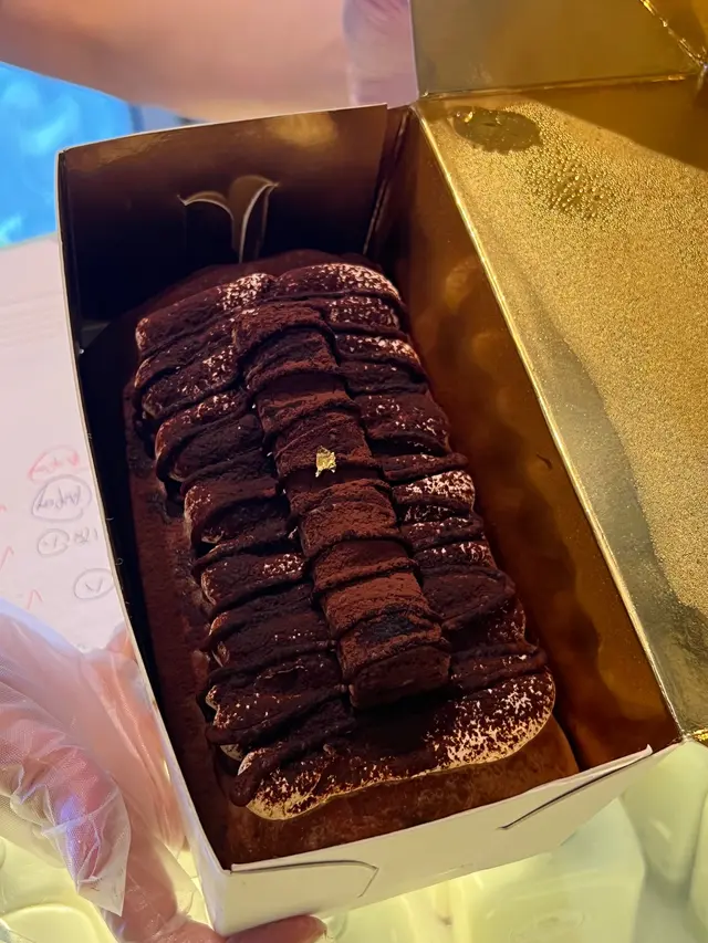 丨特厚麻糬毛巾卷｜
他們的麻糬也太厚 太大塊了吧 好棒！！
麻糬微微的甜度 甄靭間又帶點柔軟 吃起來舒舒服服®
即便毛巾卷7/10 都是麻糬 卻不失濃郁的 Nutella 味道
薄薄的毛巾卷皮 包裹著滿滿的 CREAMY 榛果巧克力
再配上小孩的愛 「繽紛樂」 （整條放在毛巾卷上）
大家也分得好開心😆 每人一口也能嚐到這甜美的滿足