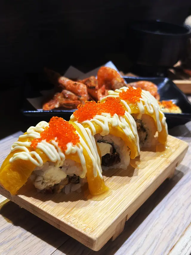 呢個又係一個好有驚喜既卷物
面頭係一塊好甜既芒果,入面包裹住大大粒芝士同蟹柳,估唔到呢三樣嘢係咁夾,真係好好味,鮮甜既芒果仲好解膩,雖然成舊卷物好大舊,一啖食唔曬,但真係完全唔膩~