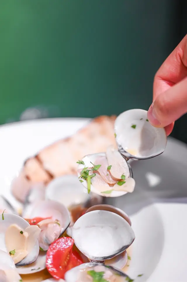 ⊹ 𝐂𝐥𝐚𝐦𝐬 𝐢𝐧 𝐖𝐡𝐢𝐭𝐞 𝐰𝐢𝐧𝐞 𝐒𝐚𝐮𝐜𝐞