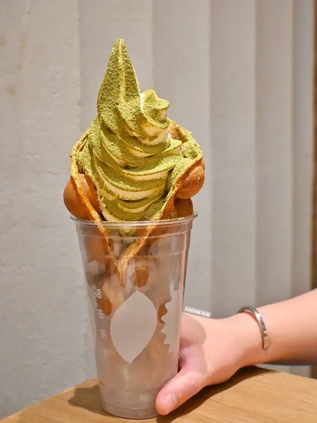 清香鐵觀音髒髒雪糕配原味雞蛋仔