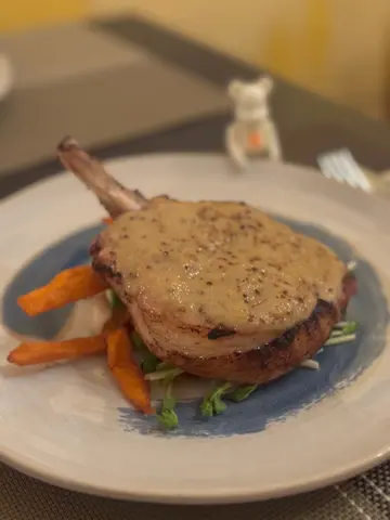 煎豬鞍配蘋果芥末