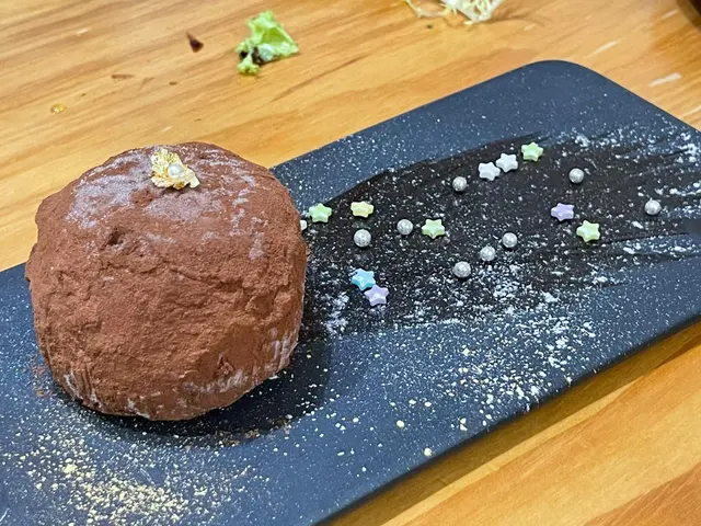 朱古力雪糕包住少少菠蘿味雪糕,正常發揮