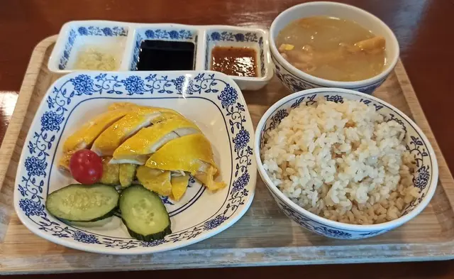 招牌去骨星馬雞配油飯配雞湯