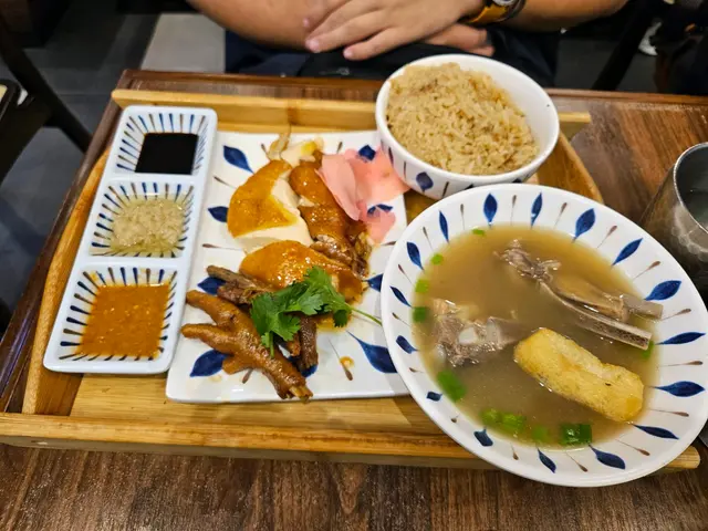 牛車水豉油雞飯配肉骨茶