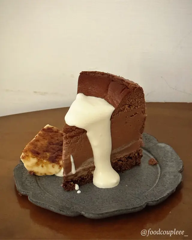 老實講，小編同朋友都鍾意食呢個多過傳統嘅雲呢拿巴斯克芝士蛋糕🥹呢個真係好好食！朱古力味唔會好甜，因為始終用咗dark choco，雖然Whisky味唔算係超出，但係淡淡的朱古力再配Whisky同埋芝士呢個組合原來好match🤣食到最尾都仲係覺得好好食。最重要係真係一啲都唔漏，好推介呢個蛋糕👍🏻