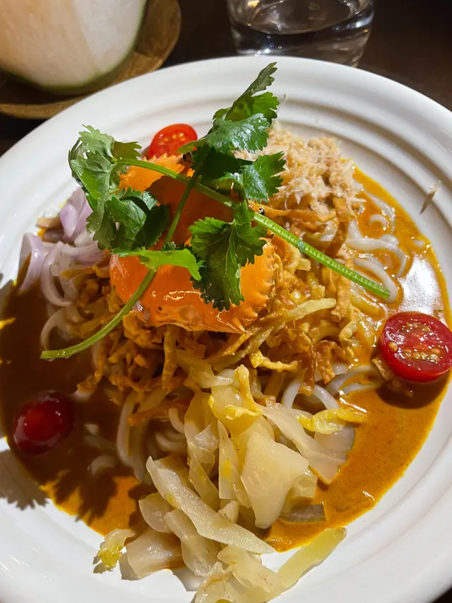 來到食物部分,看評論見到好評如潮,沒有一個劣評,我覺得自己被一班評論騙子騙了⋯⋯
泰北金湯烏龍麵,其實即是咖喱烏冬,蟹肉是有兩匙左右⋯⋯咖喱又咸又辣,其實辣都不算很辣,只是太咸,又咸又辣令人食得很辛苦,根本稱不上好味,非常一般⋯