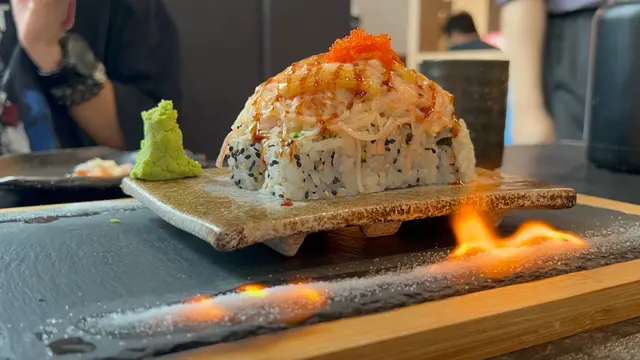 哈哈～這份的照片超誇張～ 就真像一座小山丘
而且𥚃面的料 都是我們喜歡的 帶子、青瓜、牛油果🥑、蟹柳
（沒有不點的理由吧😆
由「火山」🌋到桌上的那一刻 更愛得不要不要
有兩邊的小火圍繞 好拍又好吃😋
（也是份不用沾醬就很可以吃的壽司🍣
（連不嗜吃飯的小編 也很喜歡💕
也真的沒有不推大家的理由啦～～