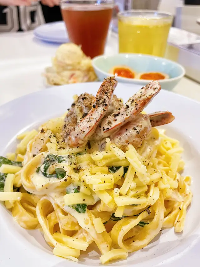 忌廉汁鳳尾虎蝦菠菜葉配手作闊麵