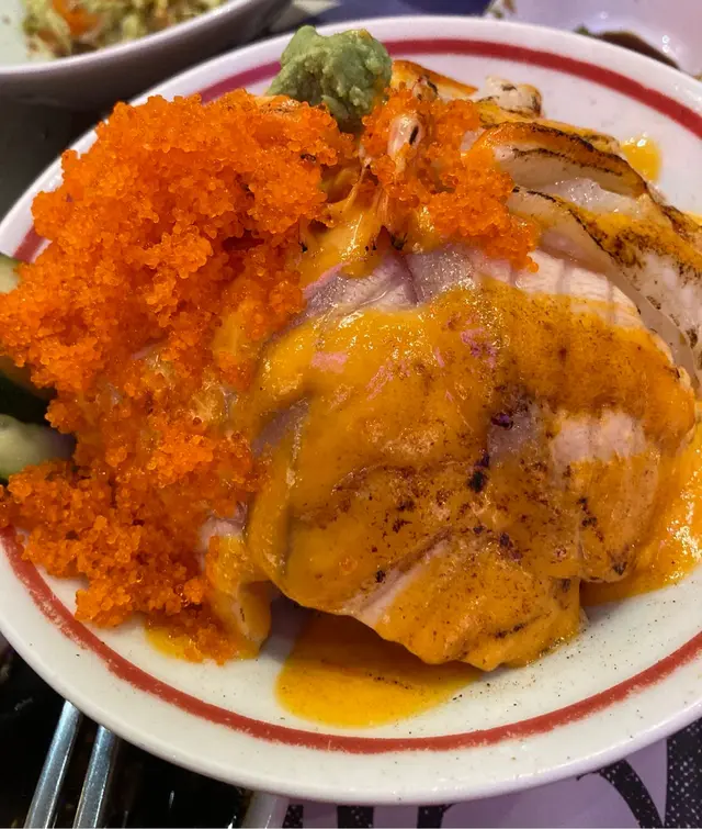 超大碗,超足料 好多蟹籽,全部撈埋食口感好豐富,佢有四個醬俾你揀,揀左海膽醬覺得少少漏🤏🏻下次想試蜜糖芥末醬😋