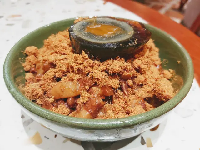 肉鬆皮蛋滷肉飯