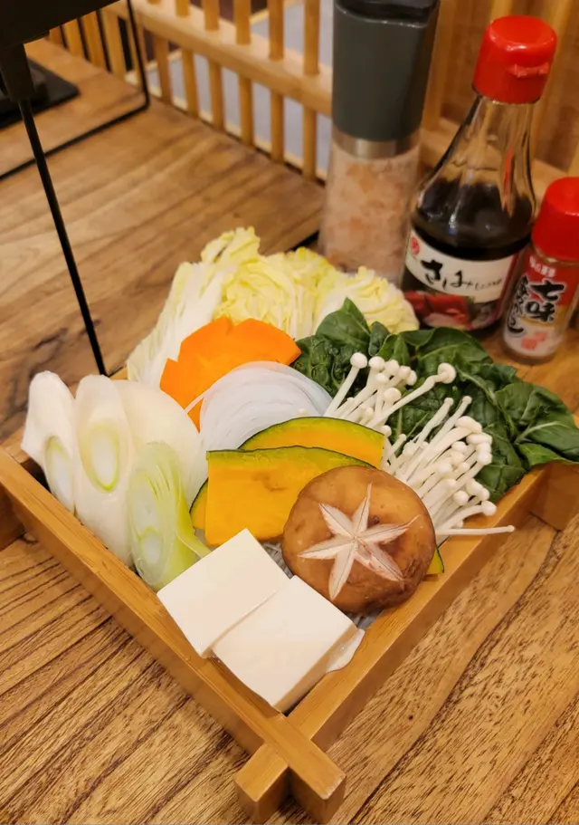 小小一個木盒，但食物種類非常多😊全部跟壽喜燒都非常撘