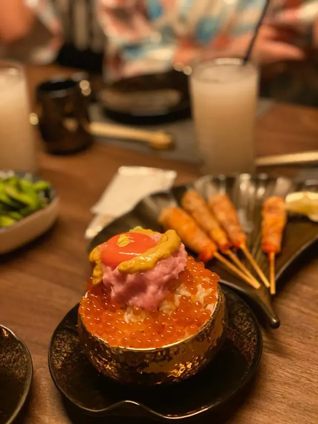 金丼。月見海膽三文魚籽拖羅蓉