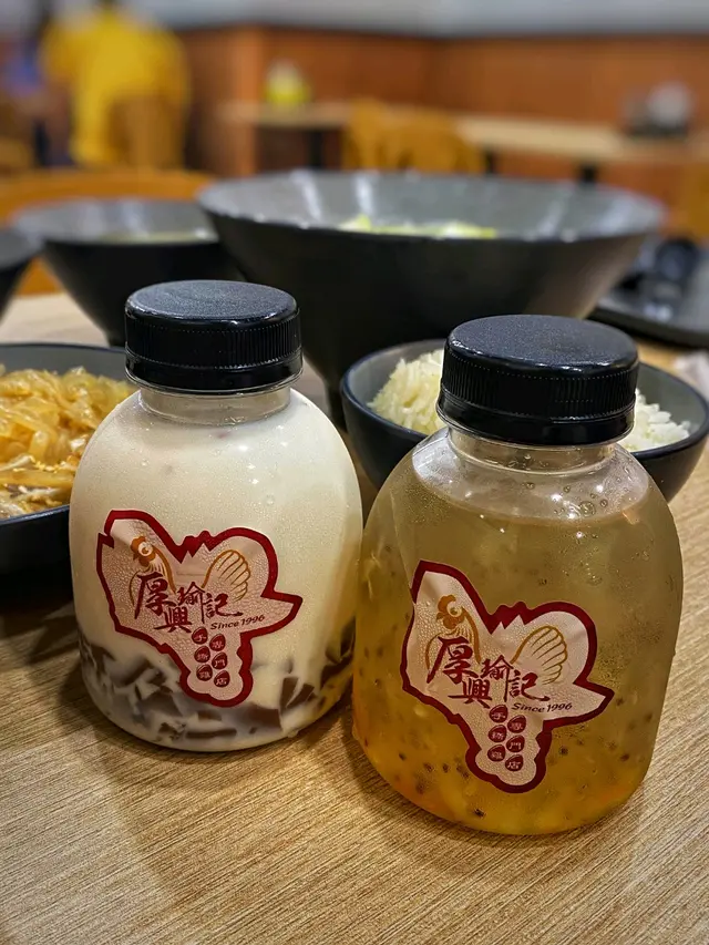 左:鮮奶水晶華田,右:柚子蜜水晶奇亞籽