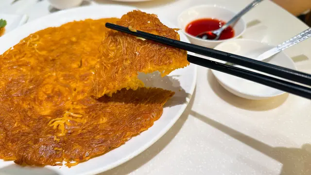 蛋麵以半煎烘的方式，將單面煎至香脆金黃，
裏頭的麵條還是軟滑，
蘸上老醋白糖一起吃，簡單而美味～😋