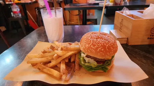 芝士煙肉漢堡 薯條 奶昔