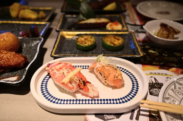 醬燒極尚帝王蟹棒火炙壽司、火炙三文魚腩壽司