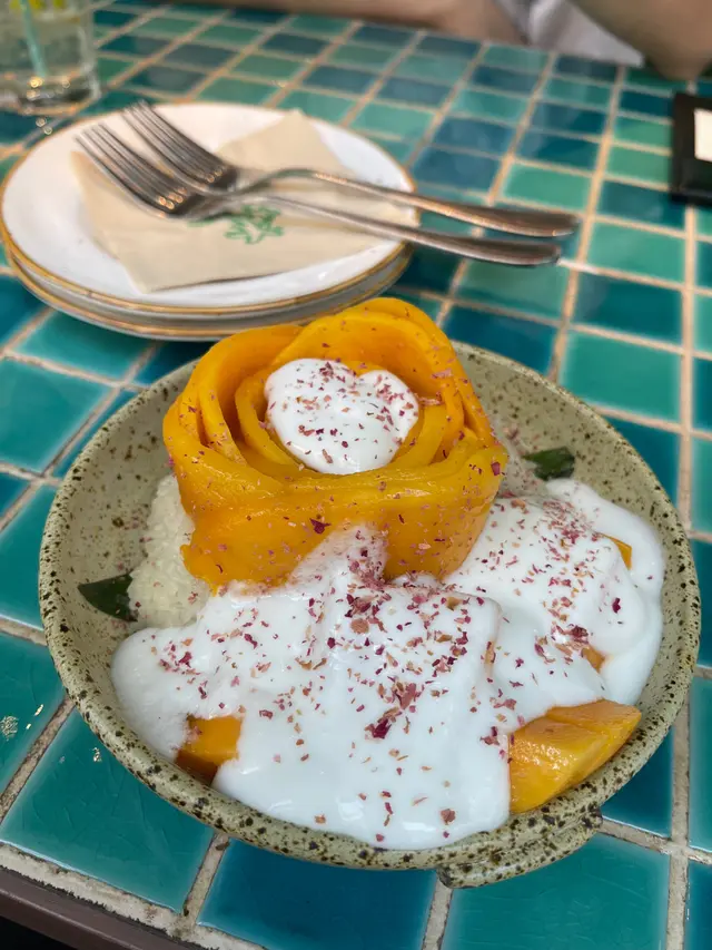 不是太好吃, 糯米不夠甜黏,沒有炒碎米在上,芒果一般。