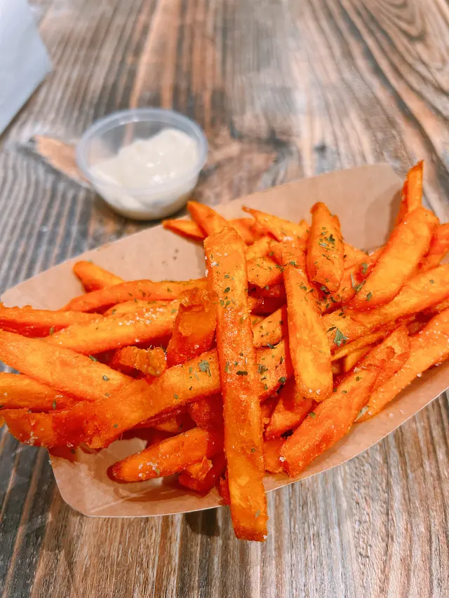 炸番薯條配黑松露蛋黃醬