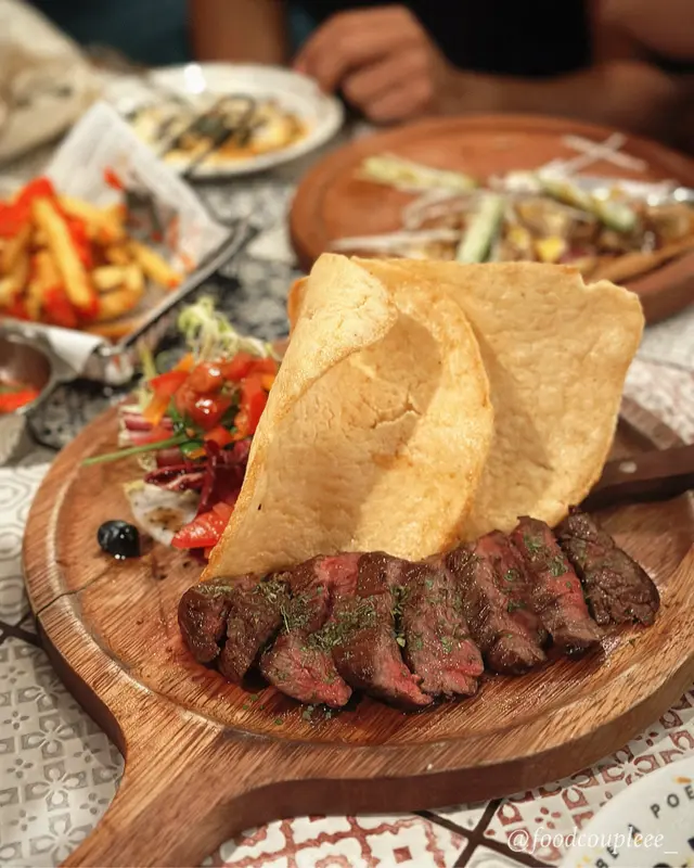 牛扒熟嘅程度啱啱好，仲有少少沙律，反而我哋對個兩塊蝦片有興趣啲，夠大塊同香口🤣