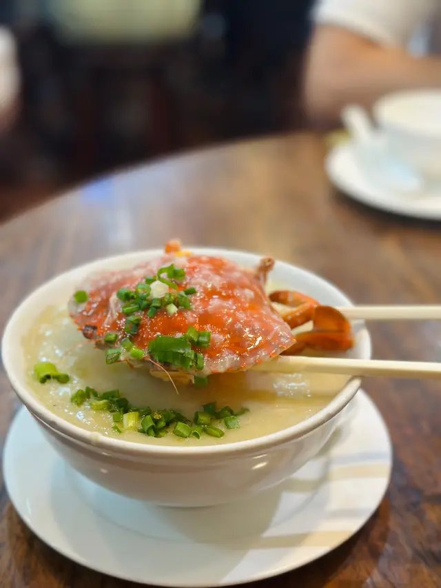 一碗有一隻蟹🦀蟹肉不算多但是很甜😋
蟹膏應該都拌進粥裡了所以本體上的蟹膏不多：3
粥是鮮甜的味道 質感很綿山 很好吃( ᵒ̴̶̷̤◦ᵒ̴̶̷̤ )♡
三個人差不多每人一碗就吃完了ദി  ᷇ᵕ  ᷆  )
值得再吃一次的那種好吃：3