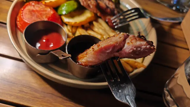 巨型豬扒配薯菜