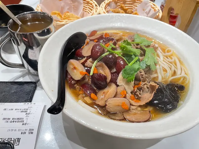 藥膳養生湯鍋燒牛肉手工麵+台灣鹽酥雞+愛文芒果茉莉花茶